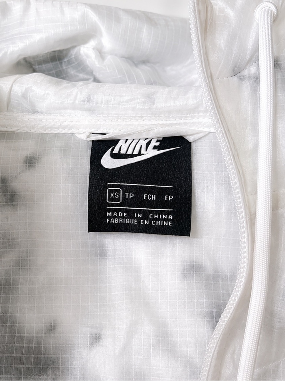 Nike White Ripstop Hooded Jacket with Subtle Marble Detail - Picture 4 of 9